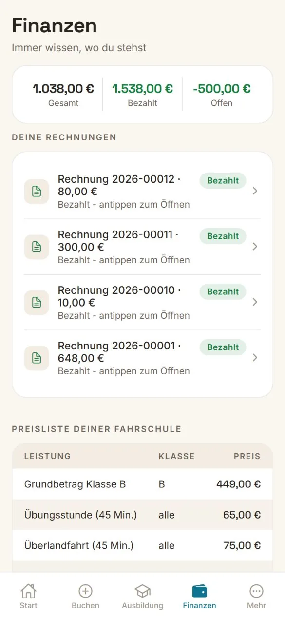 Finanzen eines Fahrschülers mit Rechnungen