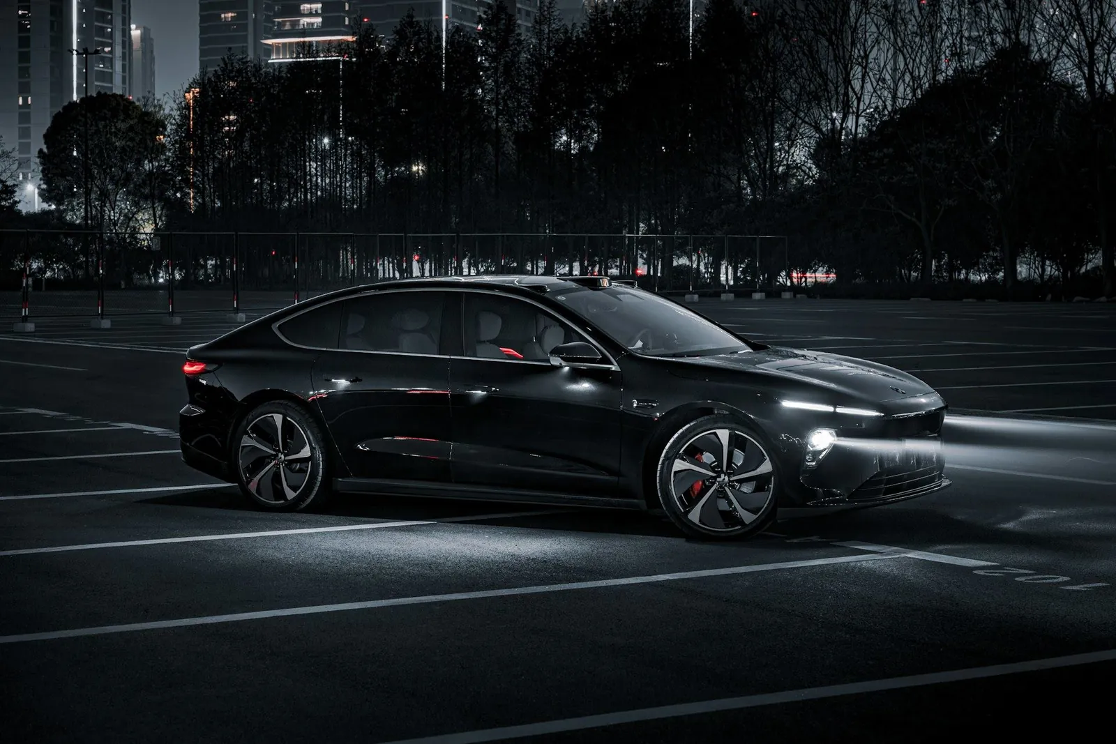 Bildsprache des Referenzprojekts: Limousine bei Nacht vor der Skyline
